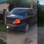 Хозяева частного дома разбили автомобиль, припаркованный возле их ворот