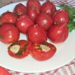 Малосольные помидоры, фаршированные зеленью, чесноком и перцем чили