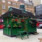 Что за зеленые стоят домики в исторической части Лондона