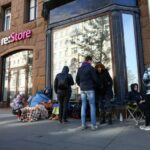 В Москве начали продавать места в очереди за новыми моделями iPhone 13