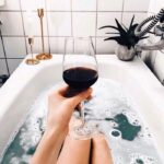 Американка ворвалась в чужой дом, чтобы полежать в ванной с бокалом вина