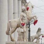 Полиция задержала трёх блогеров, которые надевали варежки на скульптуры коней в Петербурге