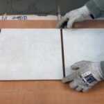 Как наносить клей для правильной укладки плитки