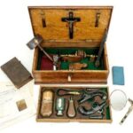 В Британии продали на аукционе антикварный набор охотника на вампиров
