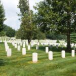Почему кладбища в США выглядят так