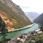 Зачем в Китае построили дорогу по реке