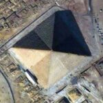 У великой пирамиды в Гизе на самом деле восемь граней, а не четыре