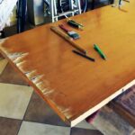 Как отремонтировать сколы и расслаивания на деревянной двери