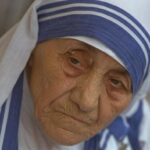 Почему мать Терезу считали святой, а потом назвали «ангелом из ада»