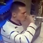 Россиянин залпом выпил бутылку водки в магазине, чтобы не платить за нее