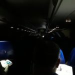 Почему в самолетах ночью при взлете и посадке выключают свет