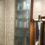 Подвесной шкаф из массива тика в ванную комнату