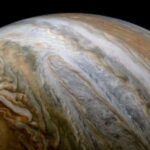 Почему Юпитер опоясывают разноцветные полосы облаков