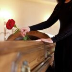 Девушка организовала фальшивые похороны жениху, чтобы обмануть его любовницу