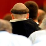 Почему монахи выбривали макушку