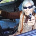 Пенсионерка с игрушечным пистолетом ограбила старушку и купила литр пива