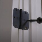 Как отремонтировать провисшую дверь в доме