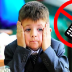 Минпросвещения запретило использование телефонов на уроках в школах