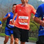 50-летний китаец пробежал марафон с папироской во рту