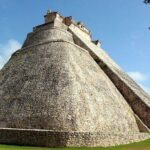 Таинственные карлики майя, способные с легкостью переносить тяжелые камни и строить пирамиды