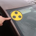 Что обозначают три точки в желтом круге на автомобиле